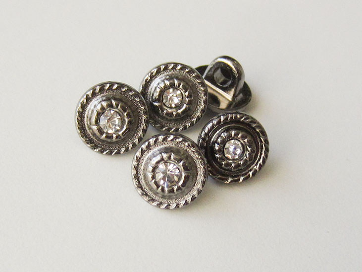 Sehr kleine hell eisenfarbene Metall Ösenknöpfe mit weißem Glitzer Schmuckstein