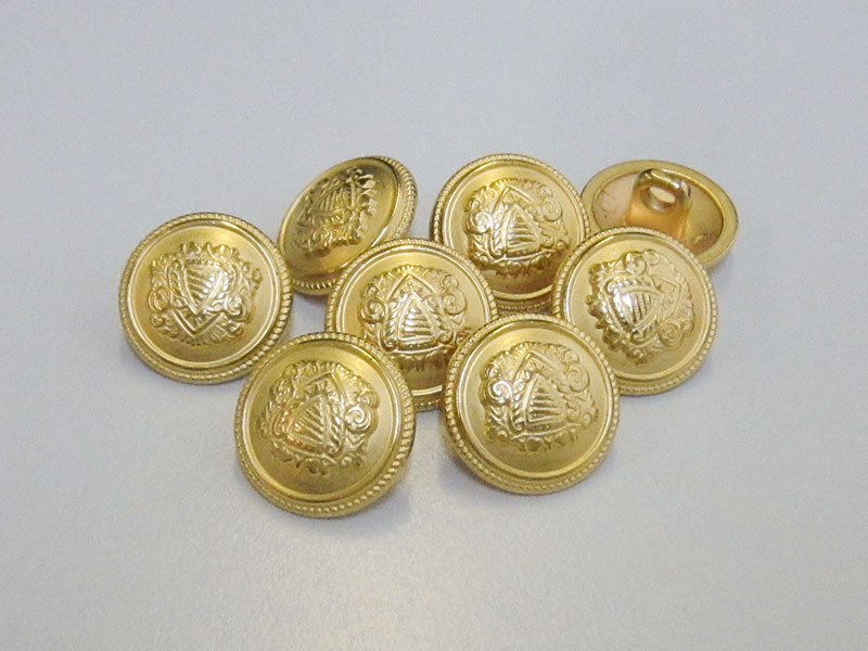Elegante, goldfarbene Blazerknöpfe aus Metall mit Wappenmotiv