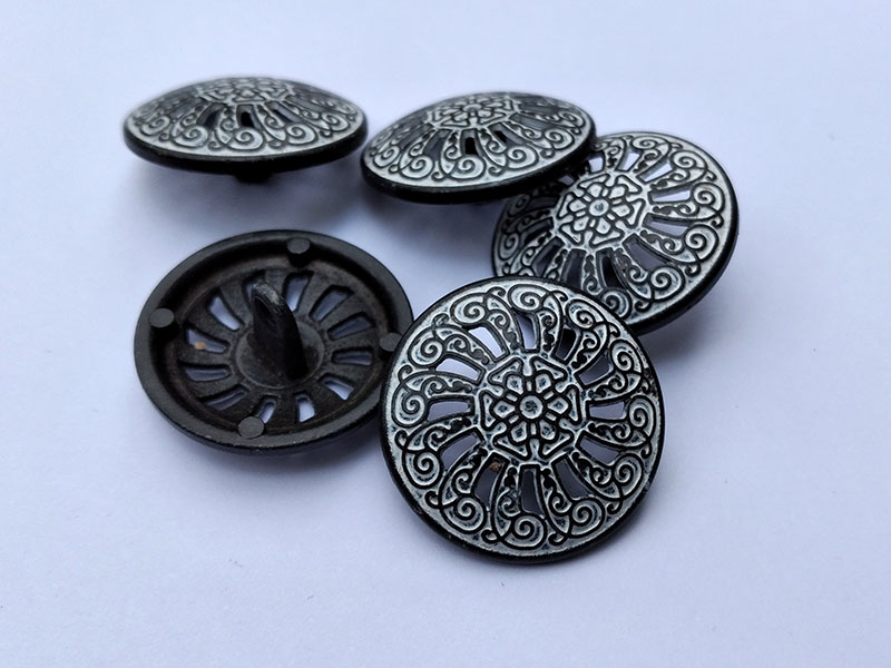 Weiß-eisenfarbene wunderschöne Metallknöpfe mit Nostalgie Durchbruchmuster