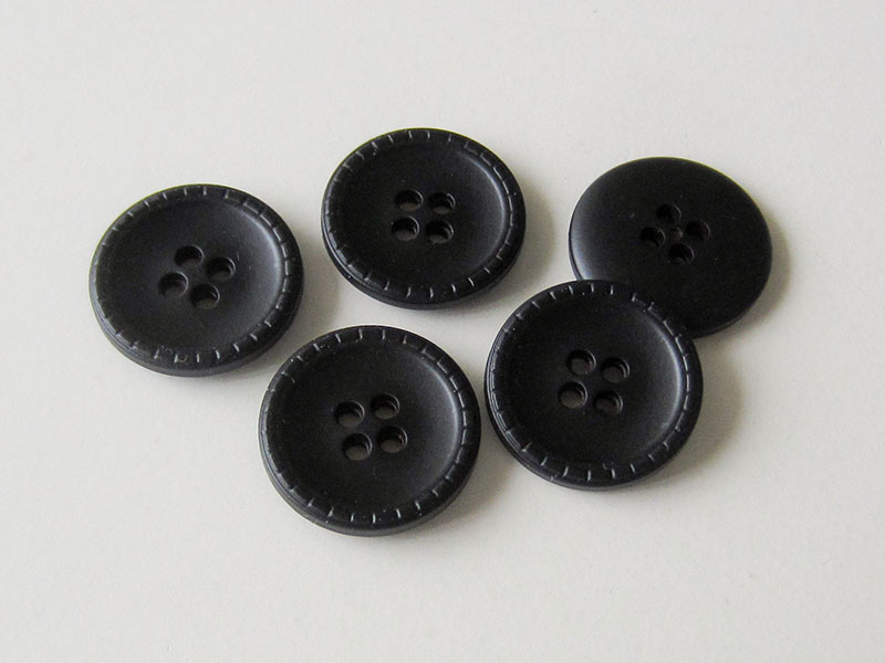 www.Knopfparadies.de - 5883sc - Schwarze Vierloch Kunststoffknöpfe mit schraffiertem Rand