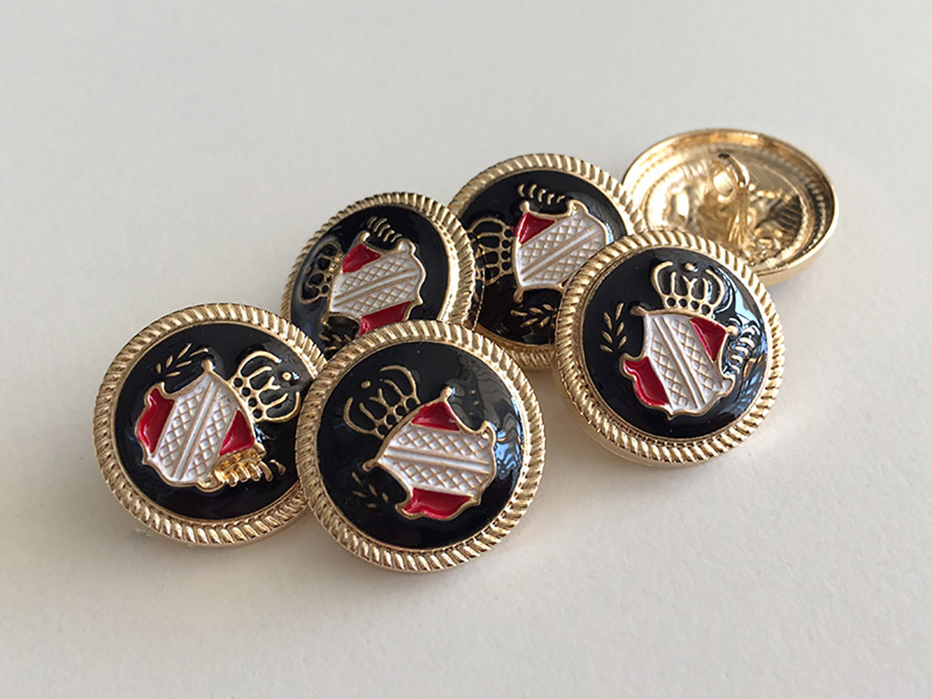 Goldfarb. Metall Ösen Knopf mit Emaille Wappen Motiv