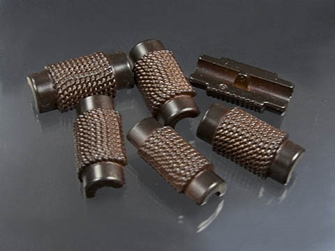 Dunkelbraune Knebelknöpfe aus Kunststoff