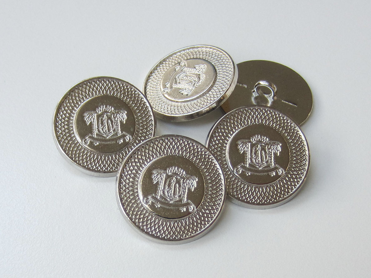 Silberfarbener Wappen Knopf mit nostalgisch verziertem Rand