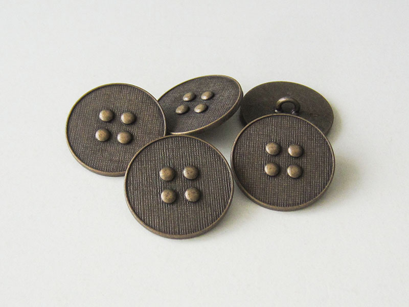 Flache altmessingfarbene Ösen Metallknöpfe mit Knopfloch Motiv