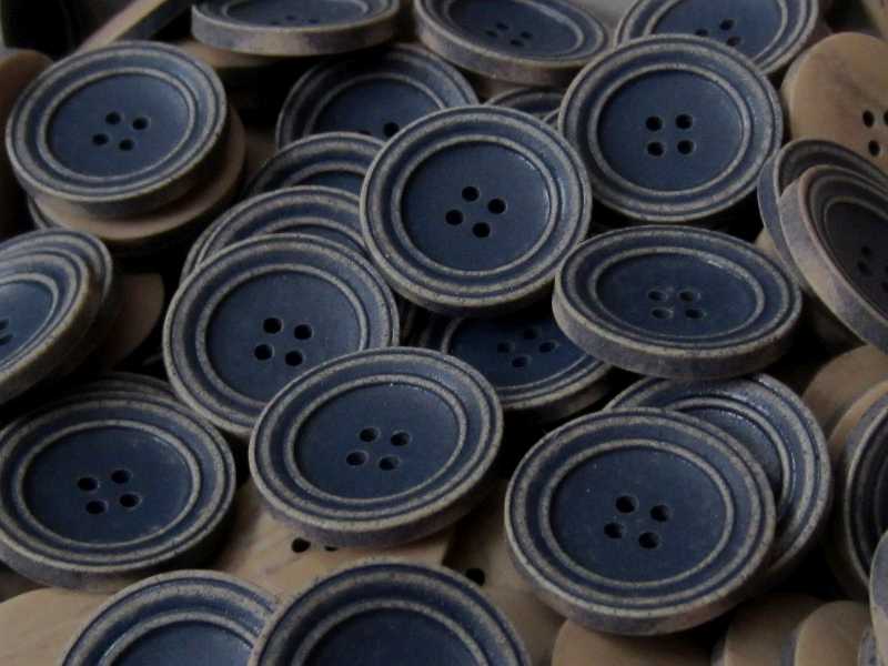 Tellerförmiger blau hellbrauner Kunststoff Knopf