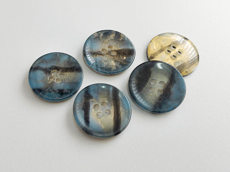 Ausgefallener blau melierter Knopf mit Gold Schimmer
