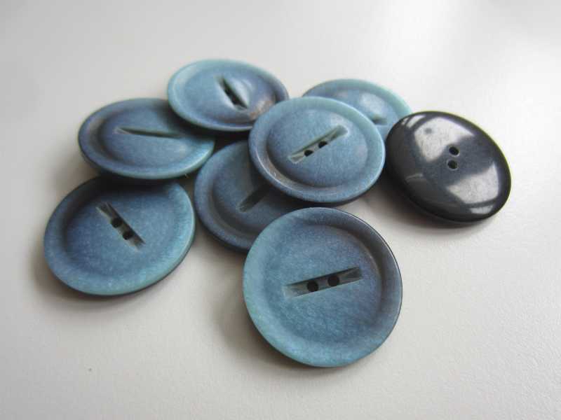 Faszinierender blau irisierender Kunststoff Knopf