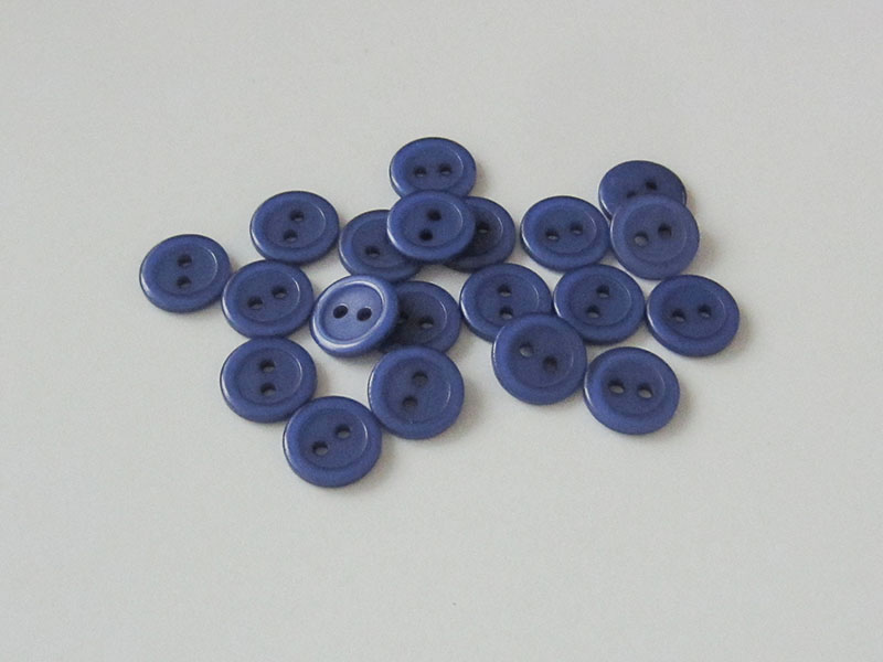 www.knopfparadies.de - 3335db - Blaue Kunststoffknöpfe mit zwei Löchern - perfekt ls Blusenknöpfe