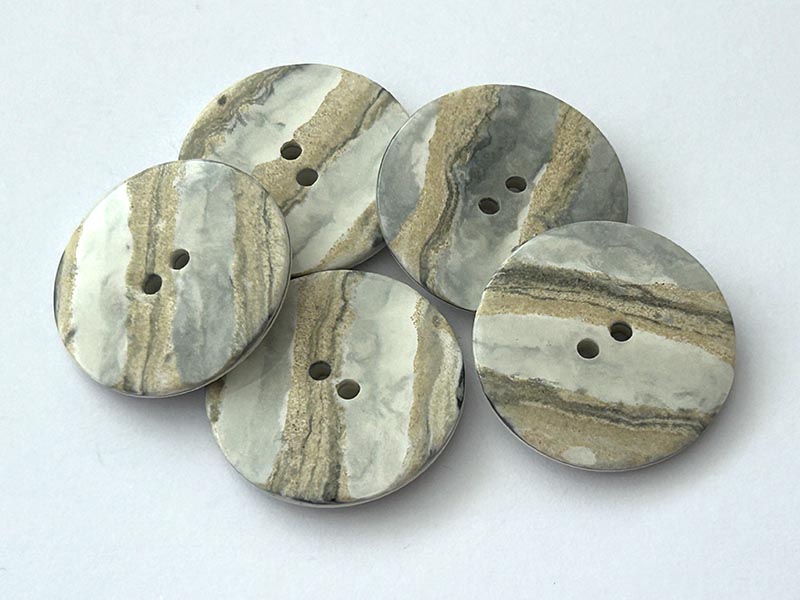 Großer marmorierter Knopf in Natursteinoptik