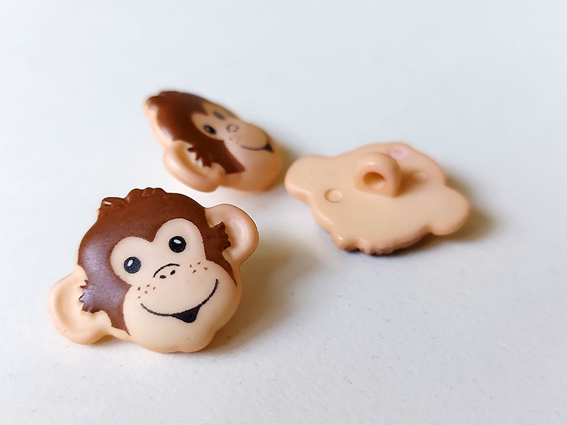 Süße Kinderknöpfchen aus Kunststoff: kleines kesses Affenköpfchen