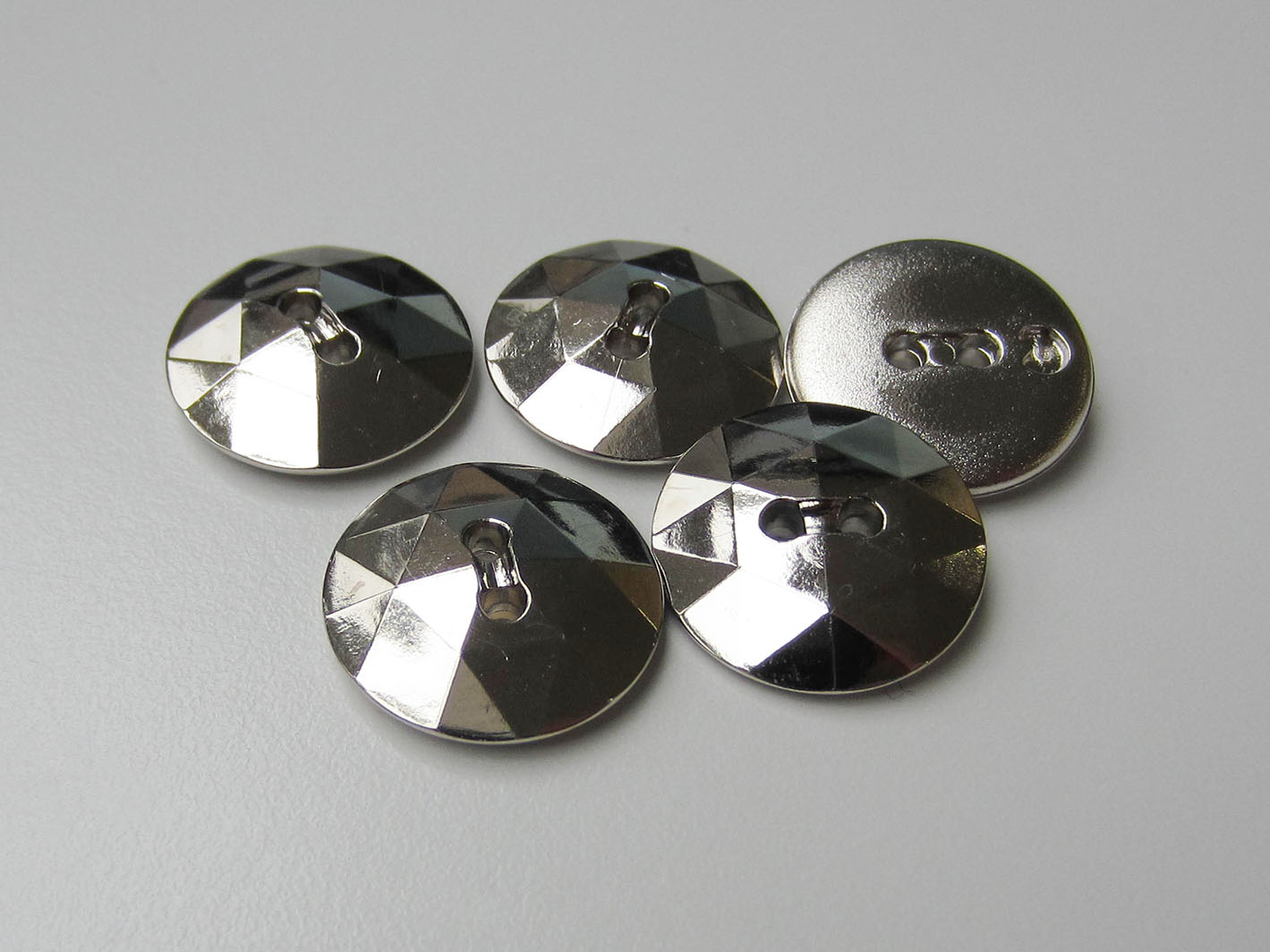 Facettierter metallic silberfarbener Kunststoff Knopf
