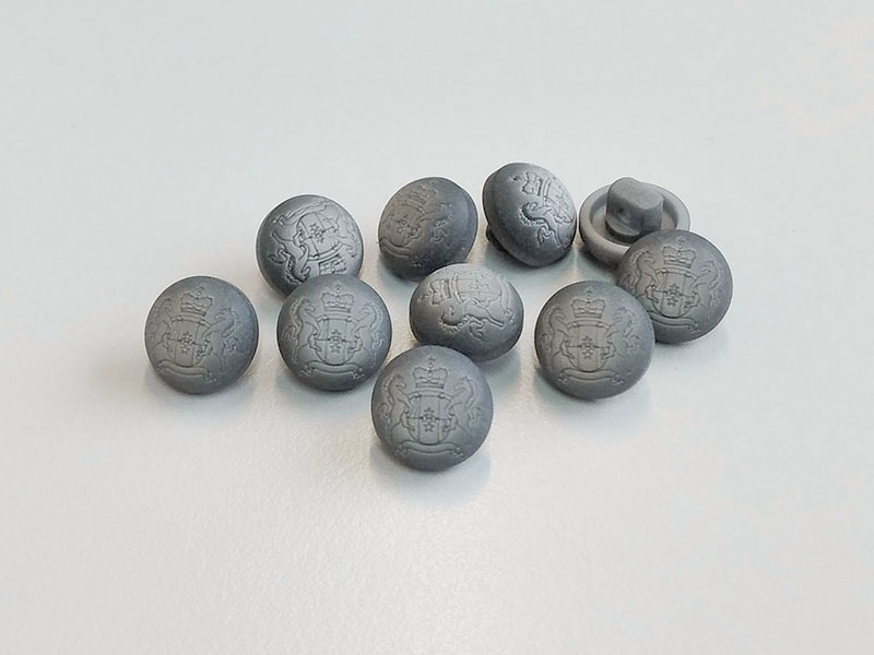 www.knopfparadies.de - 6014gr - Grau schimmernde, kleine Wappenknöpfe