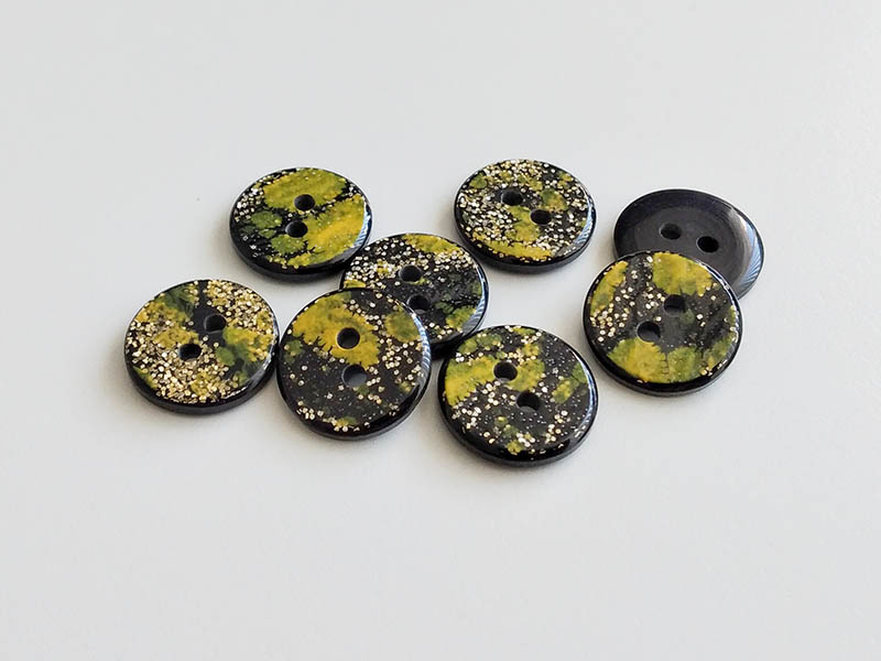 Kleine Kunststoffknöpfe schwarz gelb Glitzerpunkte - Unikate