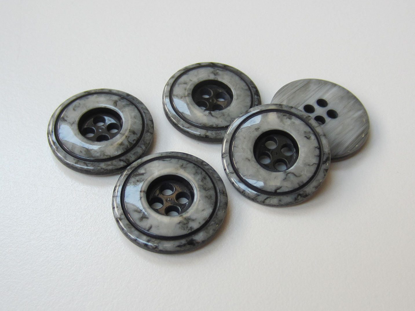 Eleganter grau marmorierter Vierloch Kunststoff Knopf