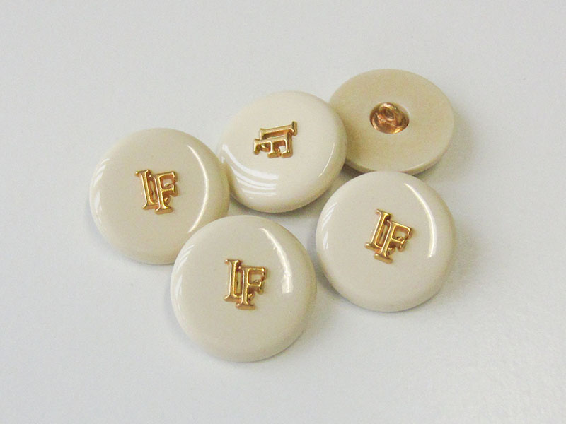 www.Knopfparadies.de - 3527ro - Edle hell beige Modeknöpfe mit Designer Logo