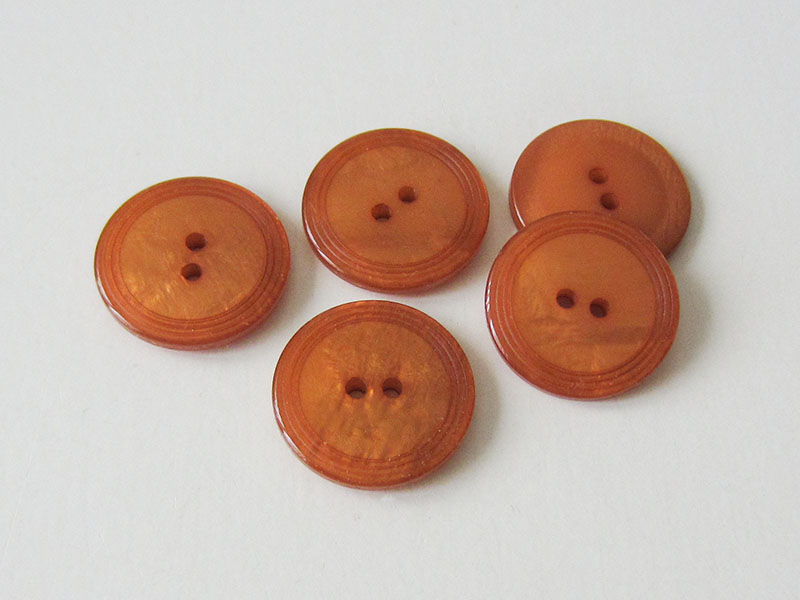 www.Knopfparadies.de - 1659ap - Apricot bis orangefarbene Kunststoffknöpfe in Perlmutt Optik