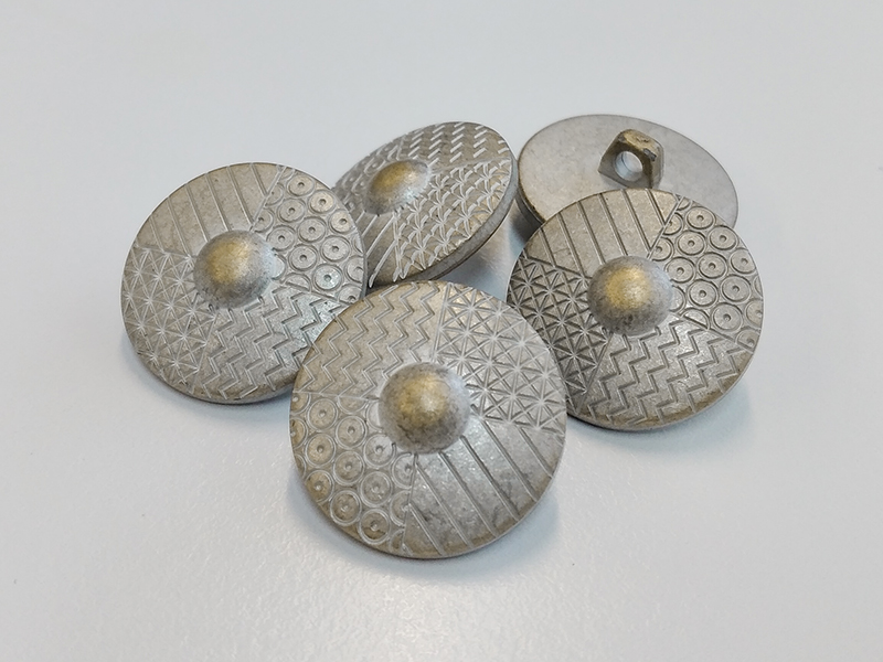 www.knopfparadies.de - 6006ms - Gemusterte Kunststoffknöpfe, messingfarben, silberfarben patiniert