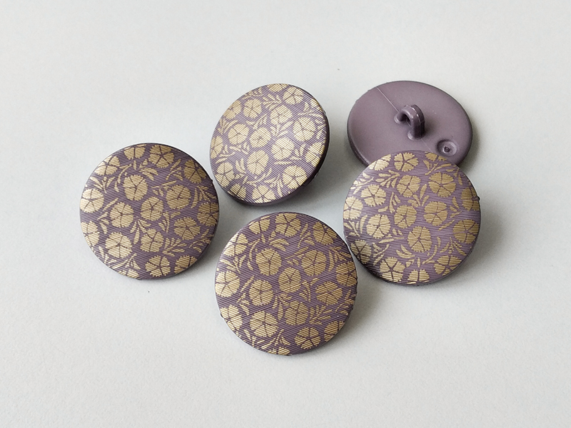 www.knopfparadies.de - 2814li - Lila-goldfarbene Kunststoffknöpfe mit Blütenmuster