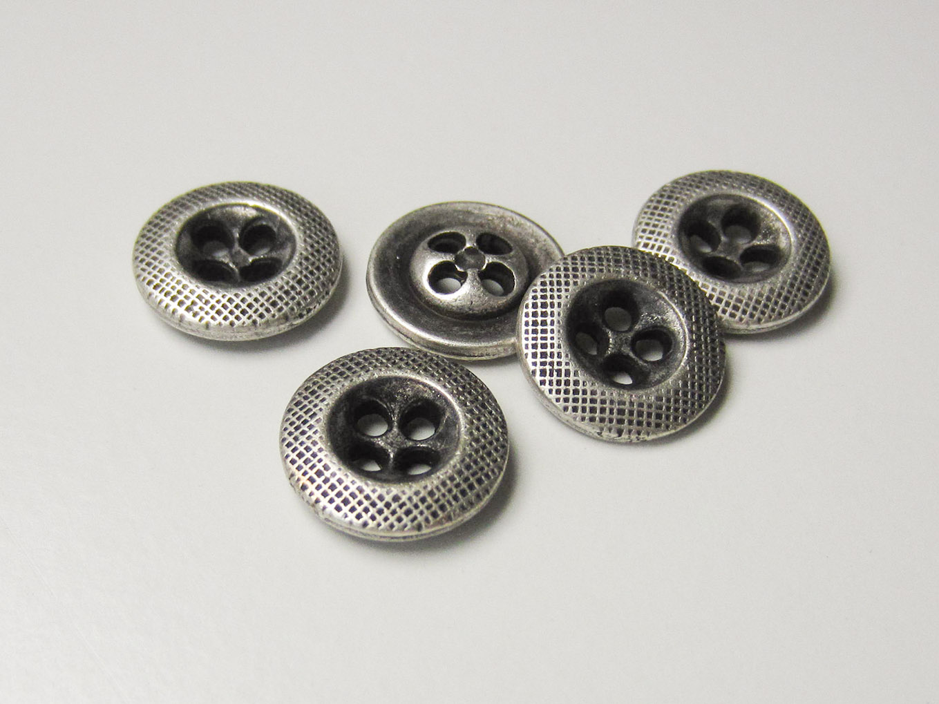 Kleiner Vierloch Metall Knopf mit Raster Muster