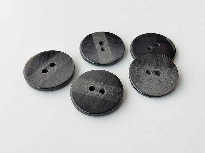 www.knopfparadies.de - 6052gr - Graue-schwarze Kunststoffknöpfe - günstigere B-Ware
