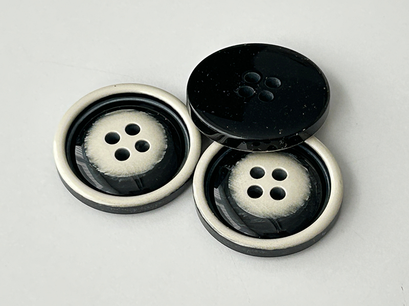 Eindrucksvolle Knöpfe in Beige-Schwarz mit glänzender Oberfläche und 4-Loch
