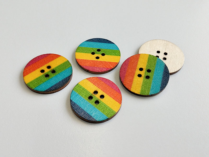 www.knopfparadies.de - 4458re - Bunt bedruckte Holzknöpfe mit Regenbogenmuster