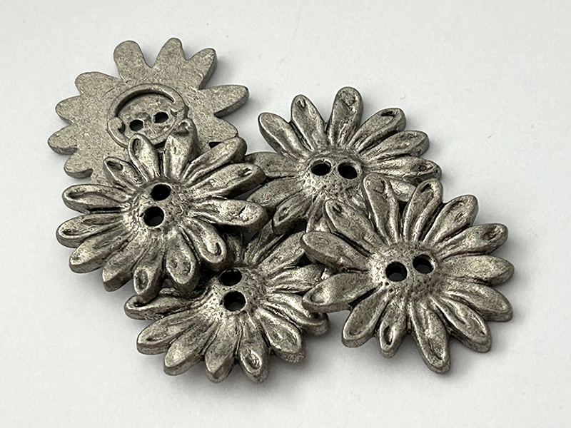Trachtenknöpfe aus Metall altsilberfarben in Blütenform