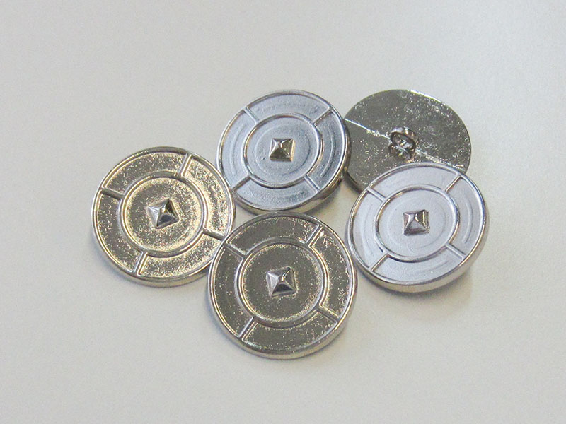 www.Knopfparadies.de - 4093si - Plastisch gemusterte Ösenknöpfe aus Metall in Silber glänzend