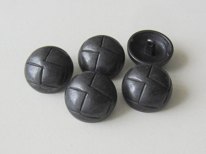 www.Knopfparadies.de - 2738ei - Eisenfarbene Metallknöpfe in Halbkugelform mit Rauten Muster