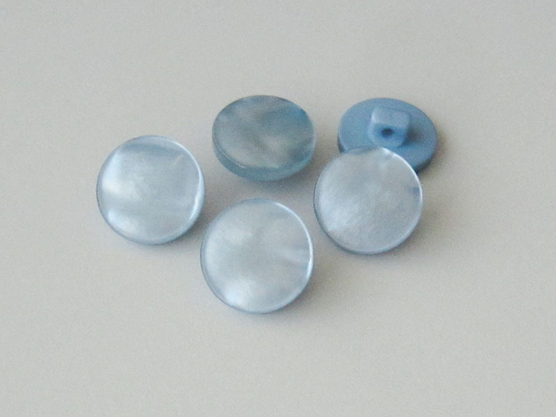 www.knopfparadies.de - 5747hb - Hellblaue Ösenknöpfe aus Kunststoff in Perlmuttoptik