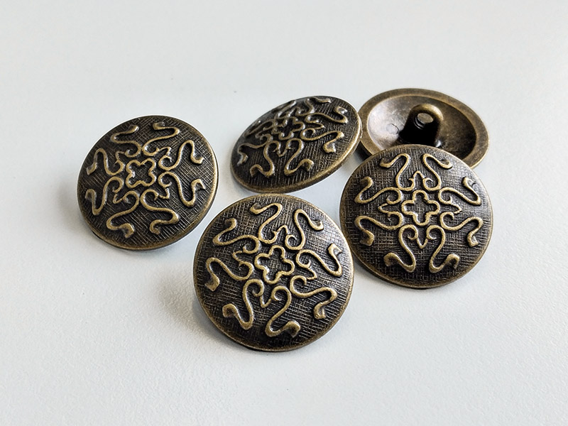 www.knopfparadies.de - 4501am - Altmessingfarbene Metallknöpfe mit verschnörkeltem Muster
