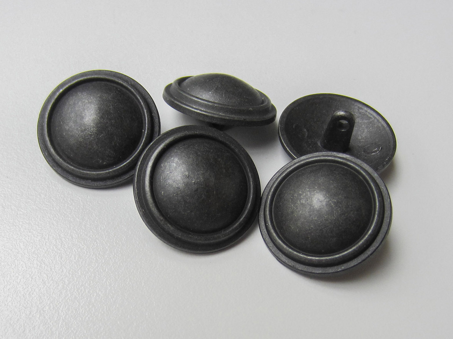 Alt wirkender eisenfarbener Metall Knopf für Uniform