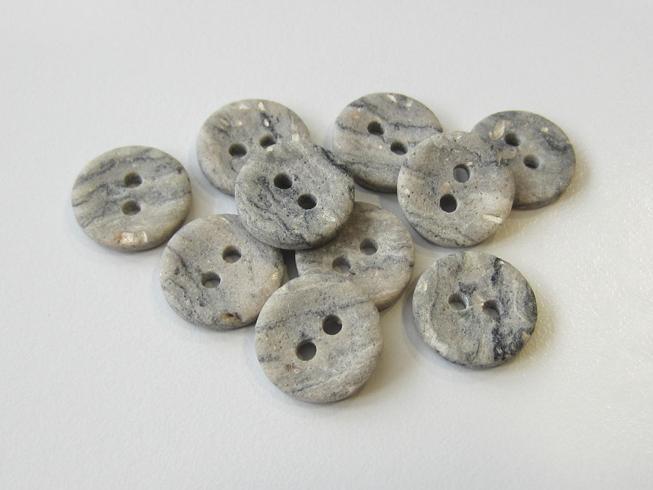 Kleiner grau beige marmorierter Zweiloch Knopf