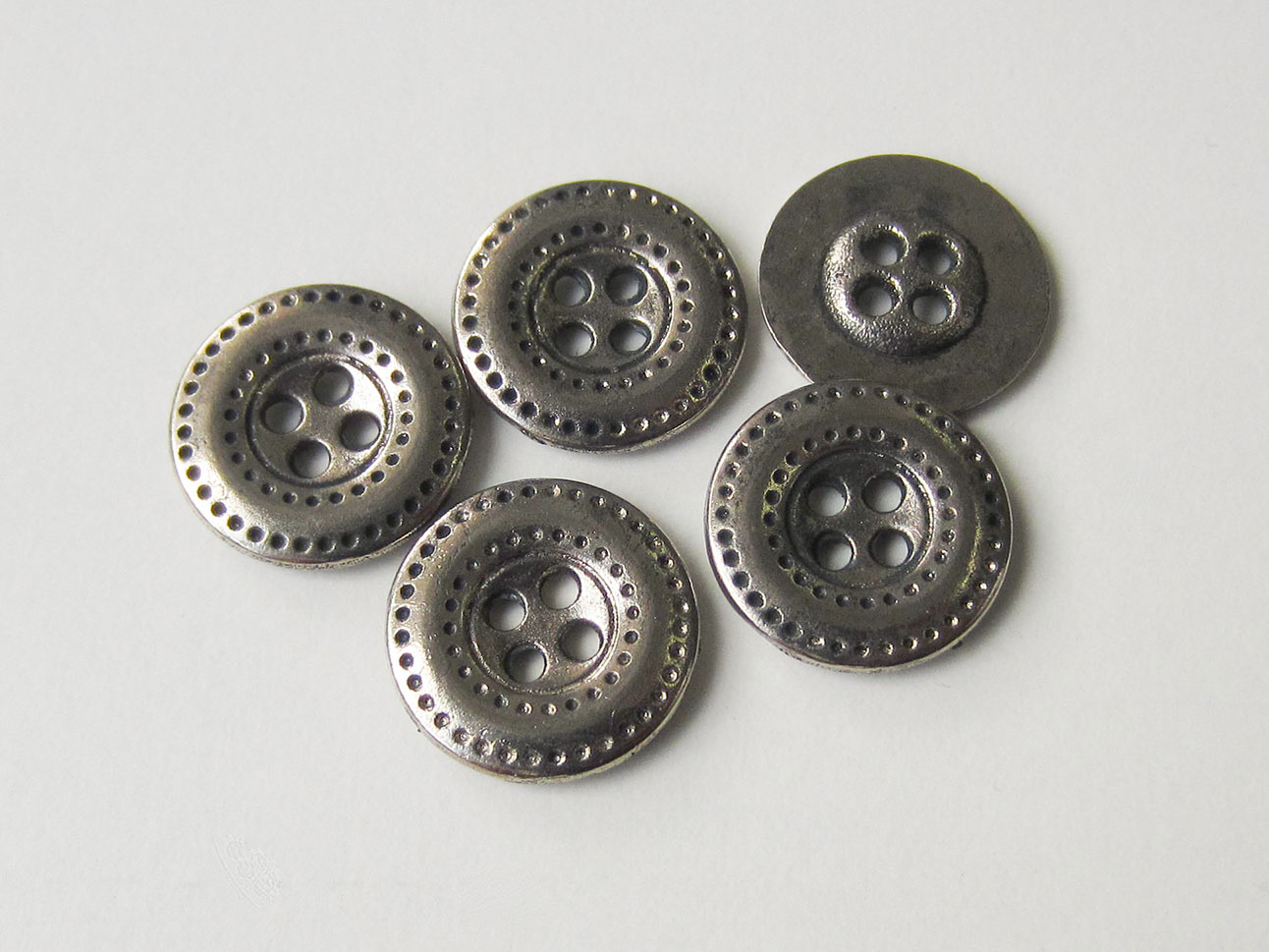 Attraktiver Vierloch Metall Knopf mit Loch Muster