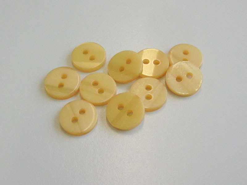 www.Knopfparadies.de - 4219ge - Kleine Zweilochknöpfe aus Kunststoff in Gelb mit Perlmuttschimmer