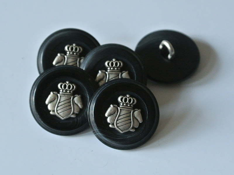 Nobler Ösen Knopf mit Wappen Metall  Applikation