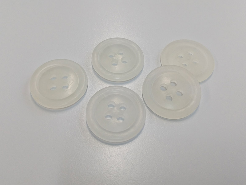 www.knopfparadies.de - 4534tr - Milchig halbtransparente Mantelknöpfe aus Kunststoff - B-WARE!