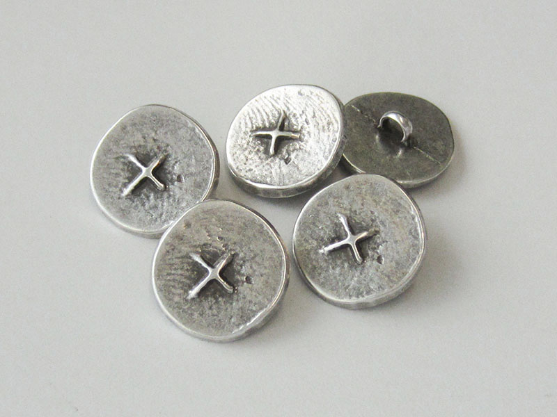 www.knopfparadies.de - 2528as - Altsilberfarbene, flache Metallknöpfe mit Kreuz