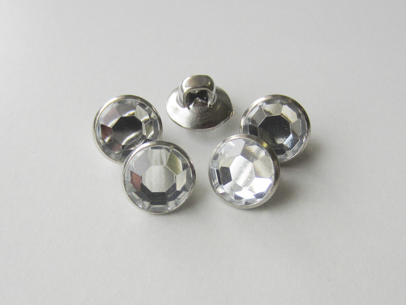 Süße, kleine Glitzerknöpfe in silber / weiß