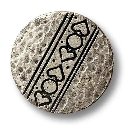 Zünftige silberfarbene Metallknöpfe im Trachtenstil mit gehämmerter Oberfläche und Herzmuster