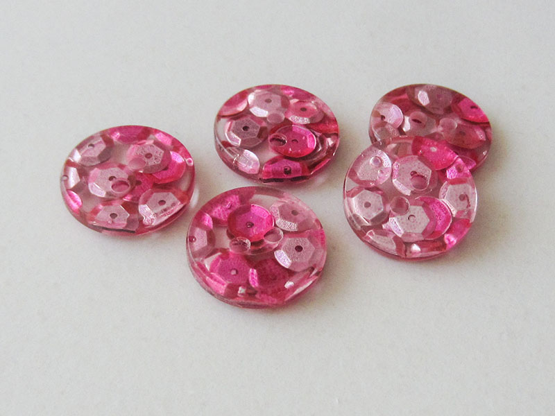 Transparente Zweiloch Kunststoffknöpfe mit rosa & pinken Pailletten