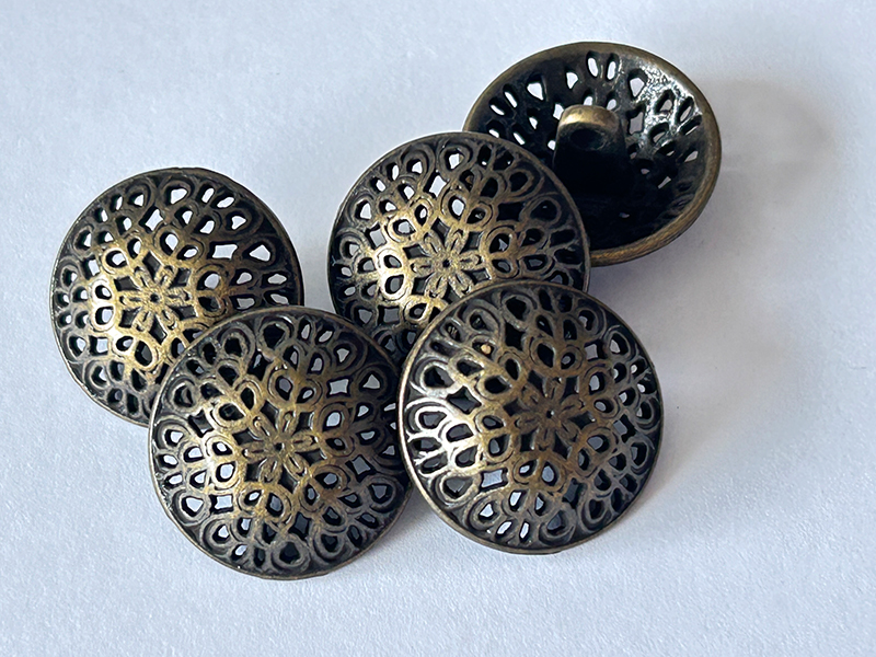 Auffälliger Metallknopf mit Durchbruchmuster in Messing-Antik
