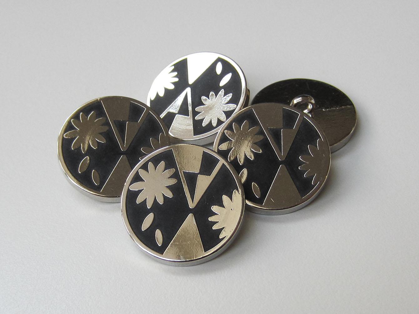 Metall Knopf mit graphischem Blumen Muster / B-WARE