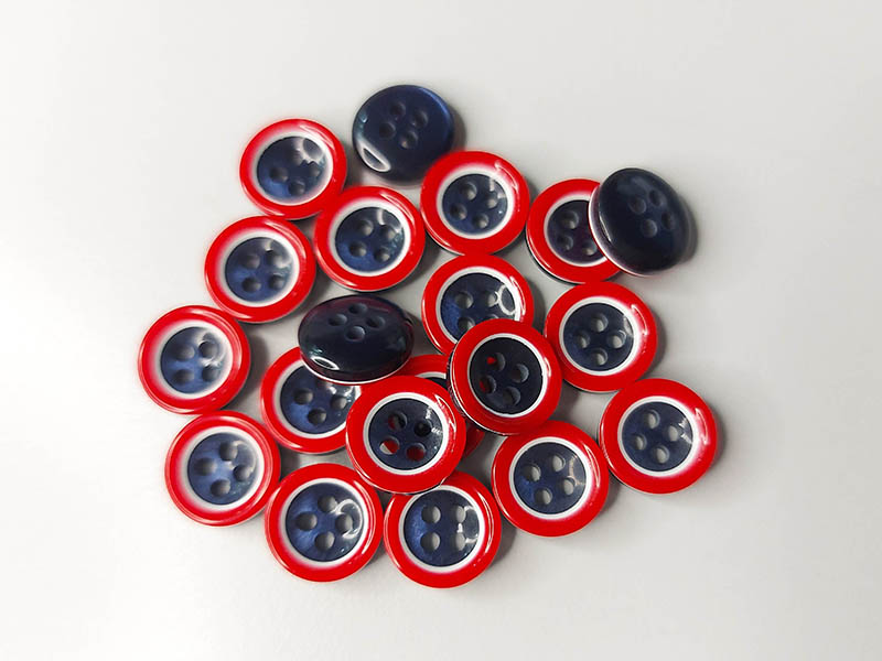 Außergewöhnliche 4-Loch-Blusenknöpfe im Schicht-Design blau - rot - weiß