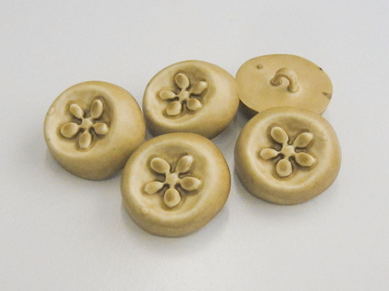 www.Knopfparadies.de - 3976be - Älter wirkende Ösenknöpfe aus Kuntsstoff mit Blume in Beige & Braun