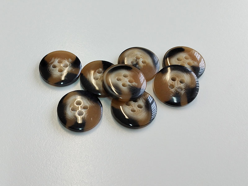 www.knopfparadies.de - 1042sb - Braun, beige und schwarz gemaserte Kunststoffknöpfe mit vier Knopflöchern