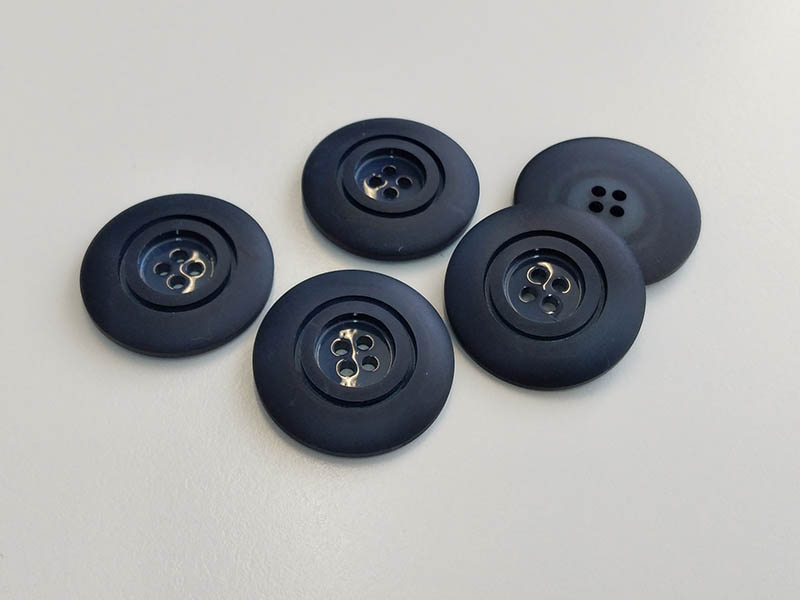 www.knopfparadies.de - 6487nb - Dunkelblaue Mantelknöpfe aus Kunststoff mit vier Löchern
