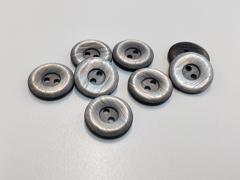 www.knopfparadies.de - 6065gr - Grau schimmernde Zweilochknöpfe aus Kunststoff