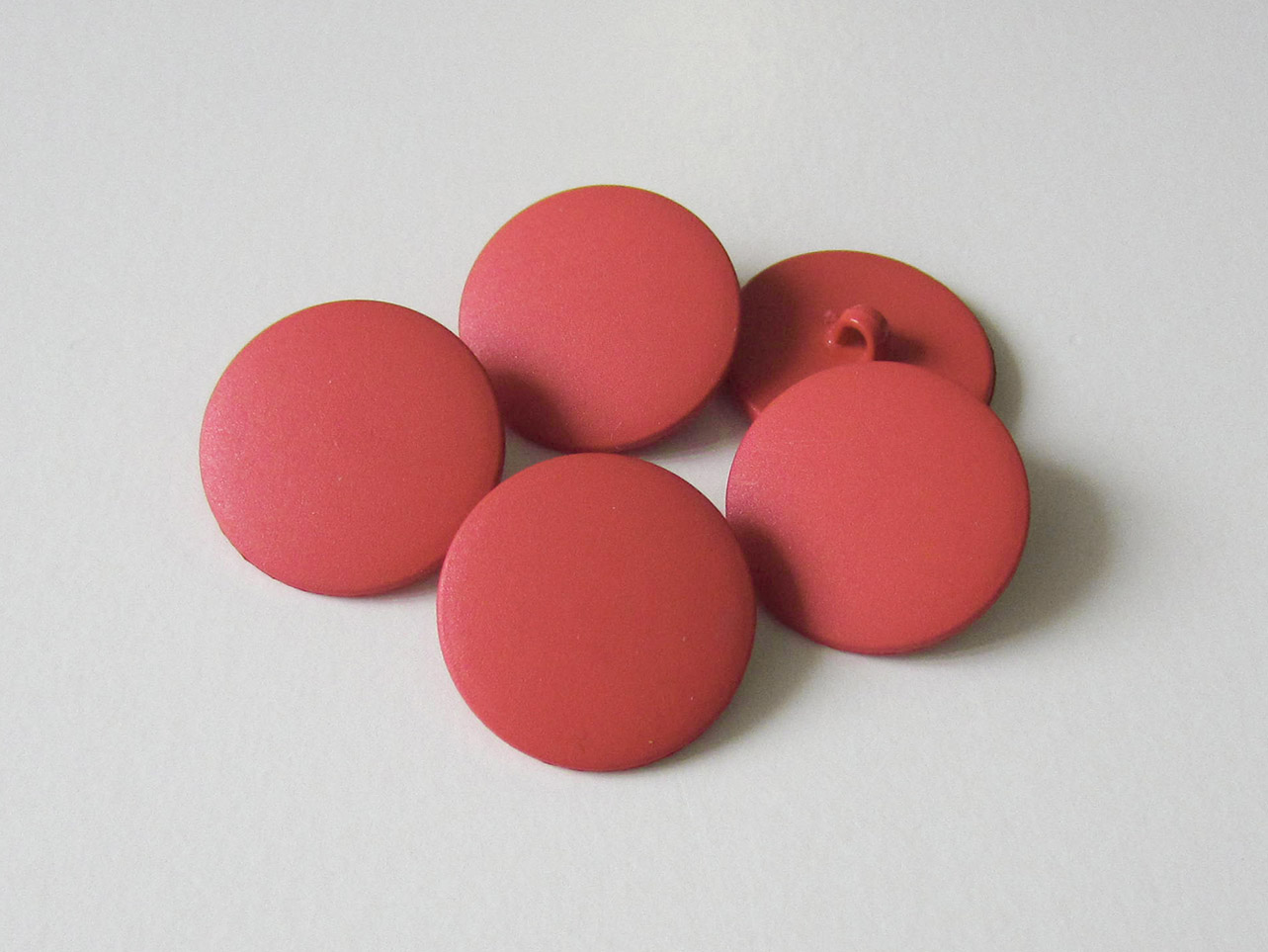 Schlichter Kunststoff Ösen Knopf in kräftigem Rosa