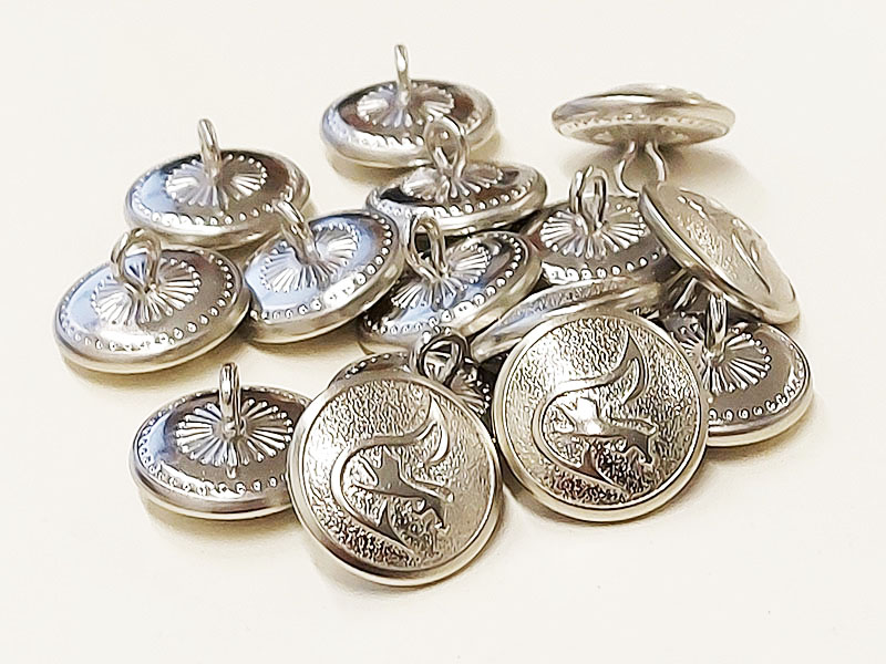 Uniformknöpfe - silberne Metallknöpfe mit Flamme und Löwe